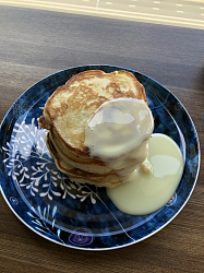 Подавать со сгущенкой или любым вкусным вареньем.